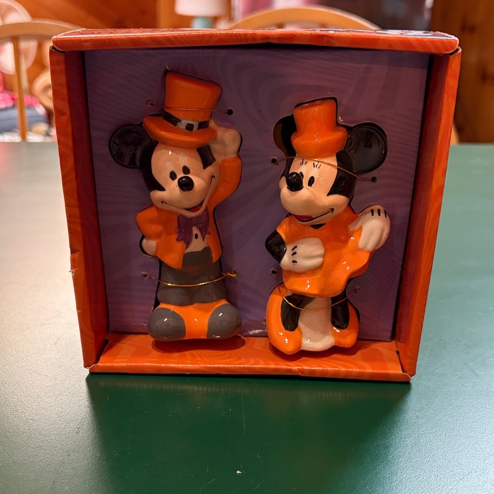Disney Halloween Ceramic Mickey & Minnie Salt & Pepper Figurine Set - Picture 1 of 4